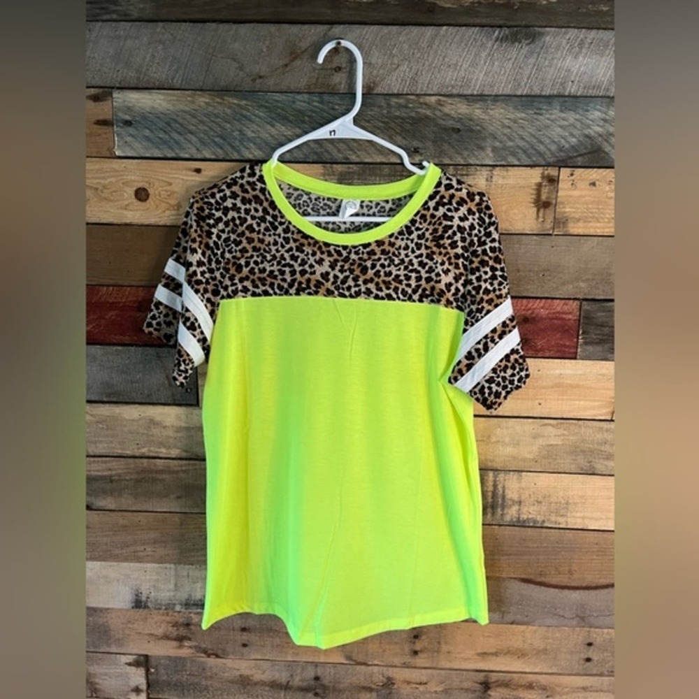 Sunshine & Rodeos‎ Neon Leopard Top Size 2X